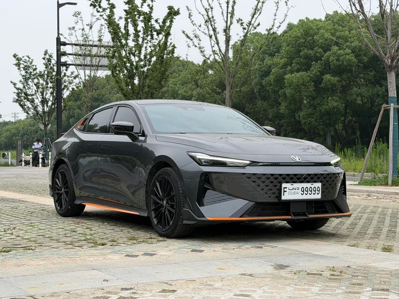 Changan UNI-V 2025 1.5T 500Bar Luxury sports-style exterior photo 4 Changan UNI-V 2025 1.5T 500Bar Luxury sports-style exterior photo 4
