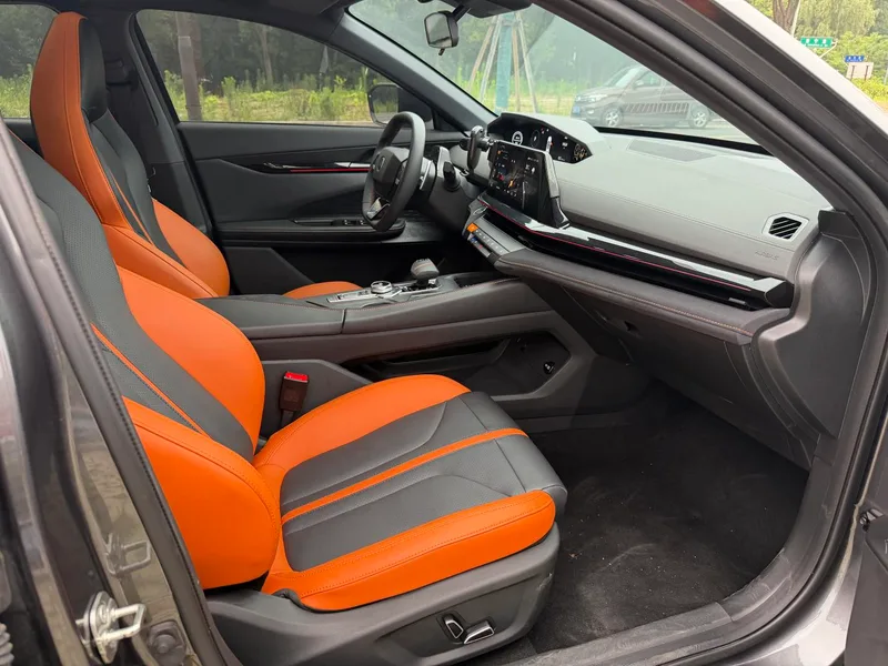 Changan UNI-V 2025 1.5T 500Bar Luxury sports-style interior photo 12 Changan UNI-V 2025 1.5T 500Bar Luxury sports-style interior photo 12