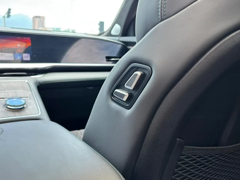 Geely Monjaro 2025 2.0TD Gaogong automatique à deux roues motrices Dongfang Yao remporte la version étoile intérieur photo 18 Geely Monjaro 2025 2.0TD Gaogong automatique à deux roues motrices Dongfang Yao remporte la version étoile intérieur photo 18