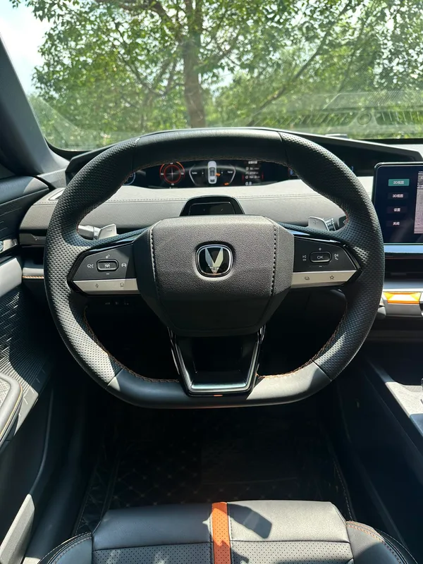 Changan UNI-V 2024 1.5T Acabado premium interior foto 11 Changan UNI-V 2024 1.5T Acabado premium interior foto 11