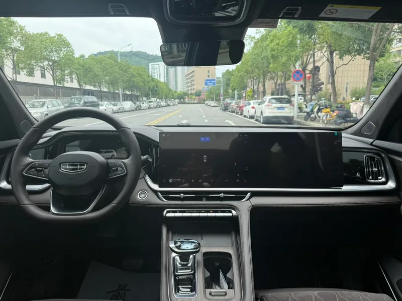 Geely Monjaro 2026 2.0TD Высокая работа автоматически с двумя приводами интерьер фото 14 Geely Monjaro 2026 2.0TD Высокая работа автоматически с двумя приводами интерьер фото 14