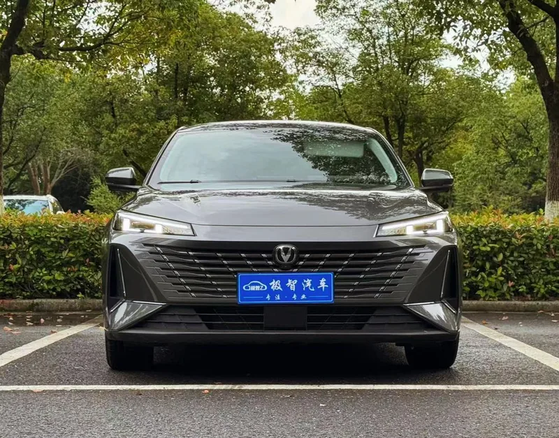 Changan Eado 2024 1.5T DCT Modelo insignia exterior foto 2 Changan Eado 2024 1.5T DCT Modelo insignia exterior foto 2