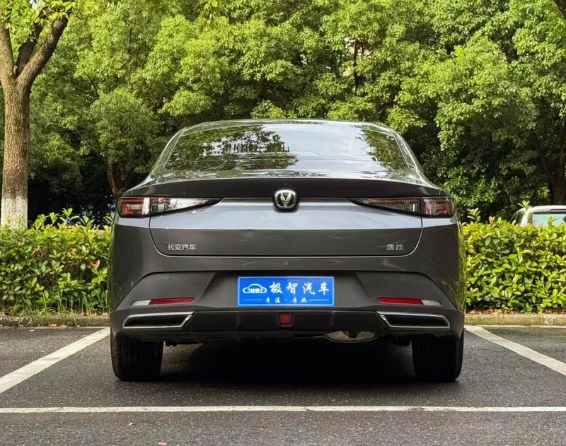Changan Eado 2024 1.5T DCT Modelo insignia exterior foto 6 Changan Eado 2024 1.5T DCT Modelo insignia exterior foto 6