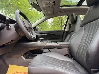 Changan Eado 2024 1.5T DCT Modelo insignia interior foto 10 Changan Eado 2024 1.5T DCT Modelo insignia interior foto 10