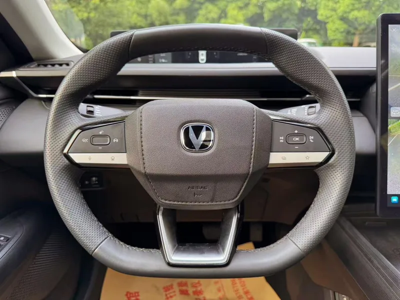 Changan Eado 2024 1.5T DCT Modelo insignia interior foto 13 Changan Eado 2024 1.5T DCT Modelo insignia interior foto 13