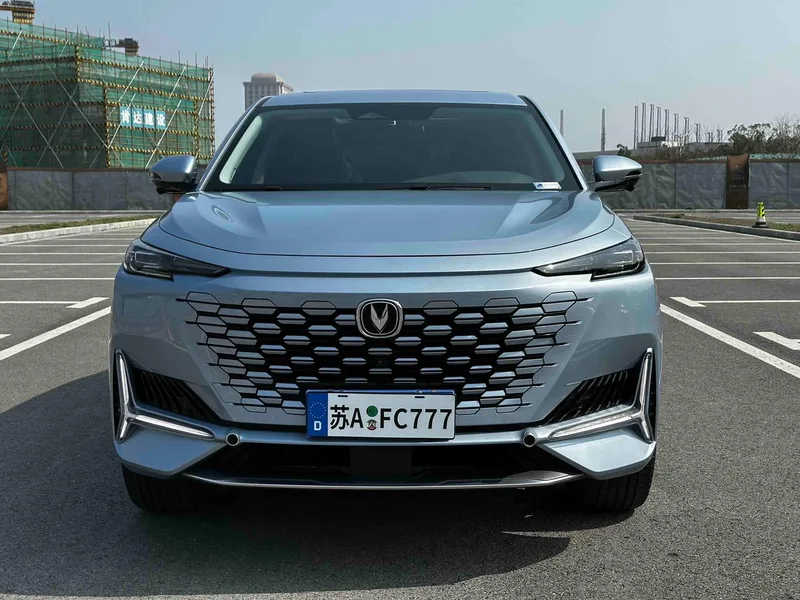 Changan UNI-K 2021 2.0T Type de luxe extérieur photo 2 Changan UNI-K 2021 2.0T Type de luxe extérieur photo 2