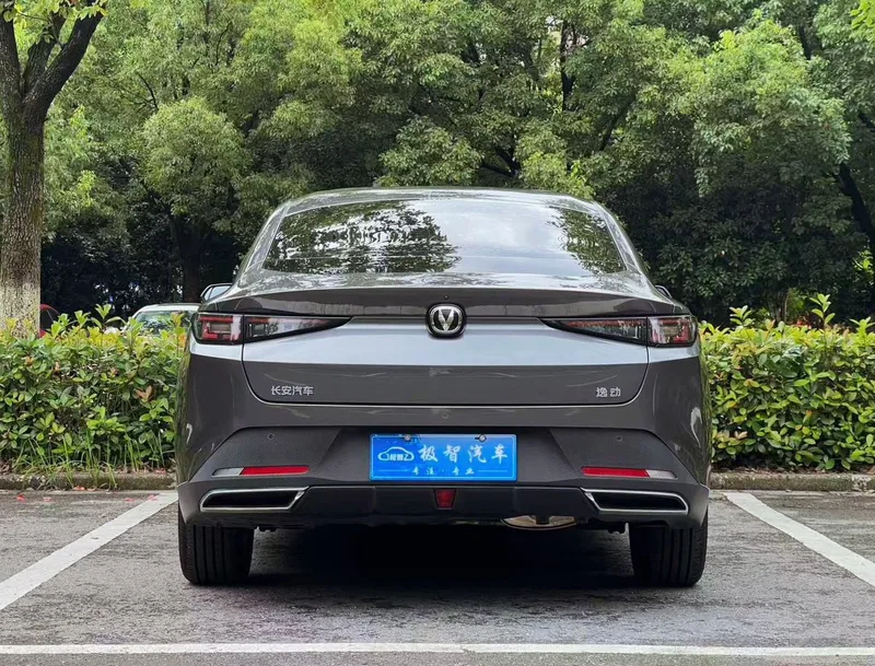 Changan Eado 2024 1.5T DCT Modelo insignia exterior foto 6 Changan Eado 2024 1.5T DCT Modelo insignia exterior foto 6