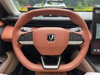 Changan Eado 2024 1.5T DCT Modelo insignia interior foto 13 Changan Eado 2024 1.5T DCT Modelo insignia interior foto 13