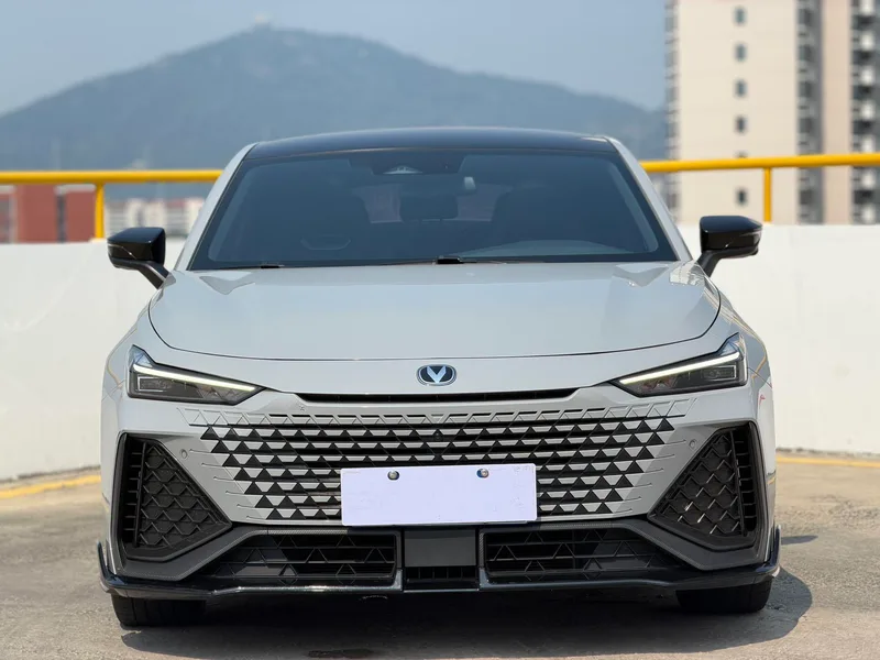Changan UNI-V 2022 2.0T Веденская версия экстерьер фото 2 Changan UNI-V 2022 2.0T Веденская версия экстерьер фото 2