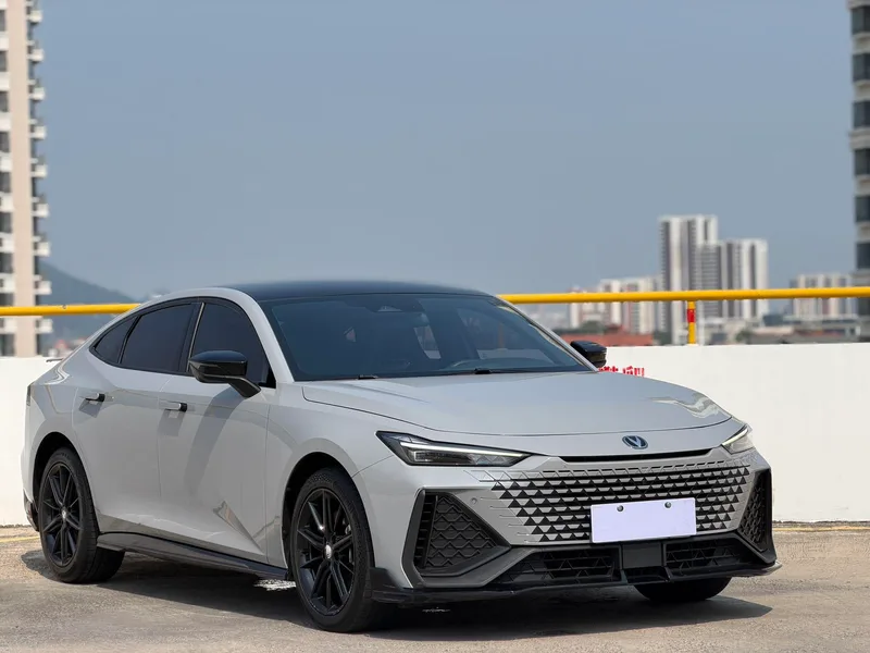 Changan UNI-V 2022 2.0T Веденская версия экстерьер фото 3 Changan UNI-V 2022 2.0T Веденская версия экстерьер фото 3