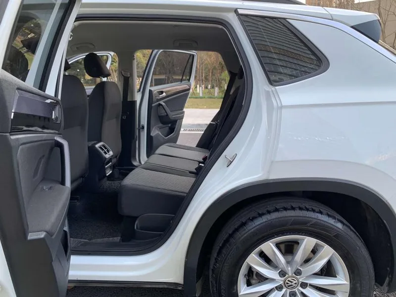 Volkswagen Tayron 2020 280TSI Удобная версия интерьер фото 16 Volkswagen Tayron 2020 280TSI Удобная версия интерьер фото 16