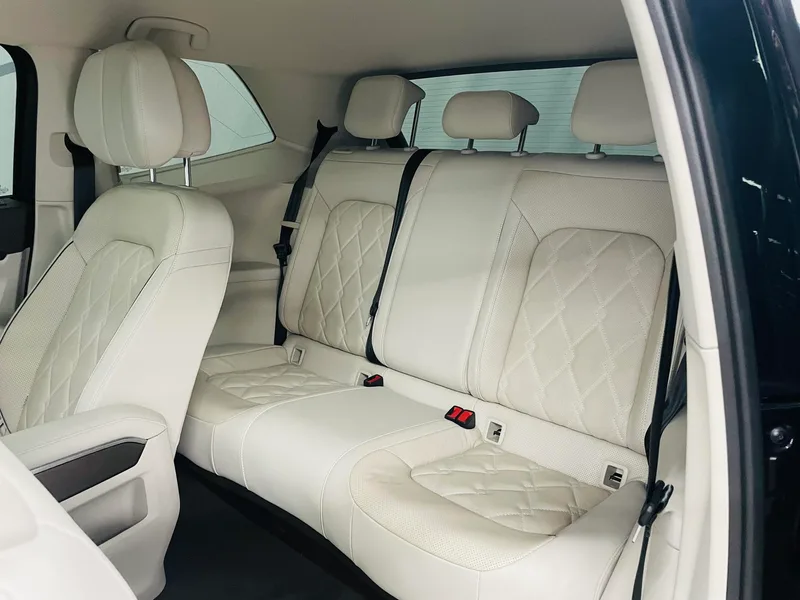 Volkswagen Viloran 2022 380TSI Acabado premium interior foto 11