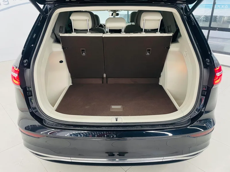 Volkswagen Viloran 2022 380TSI Acabado premium interior foto 14