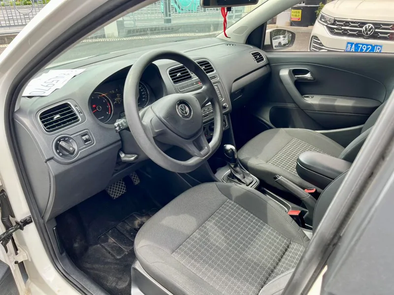 Volkswagen Polo 2014 1.6L Automatic 30 Anniversary Edition interior photo 10 Volkswagen Polo 2014 1.6L Automatic 30 Anniversary Edition interior photo 10
