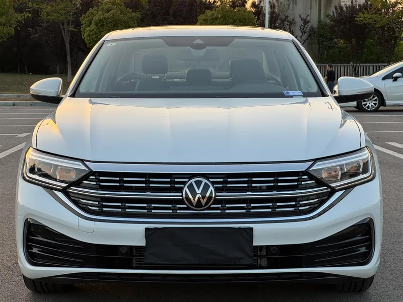 Volkswagen Sagitar 2025 300TSI DSG Version transcendée extérieur photo 2 Volkswagen Sagitar 2025 300TSI DSG Version transcendée extérieur photo 2