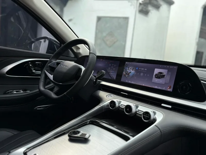 Exeed Lingyun 2025 300T Versión estrella con tracción en dos ruedas interior foto 11