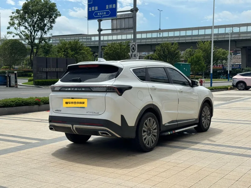 Jetour X70 PLUS 2025 1.5T 6DCT Luxury Edition 7 seat interior photo 13 Jetour X70 PLUS 2025 1.5T 6DCT Luxury Edition 7 seat interior photo 13
