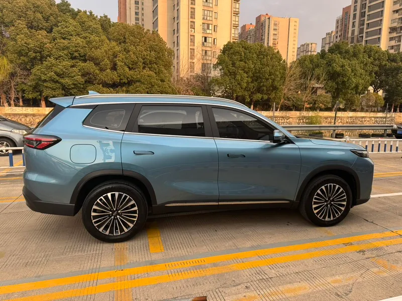 Chery Tiggo 8 PLUS C-DM 2025 1.5T Finition premium extérieur photo 6 Chery Tiggo 8 PLUS C-DM 2025 1.5T Finition premium extérieur photo 6