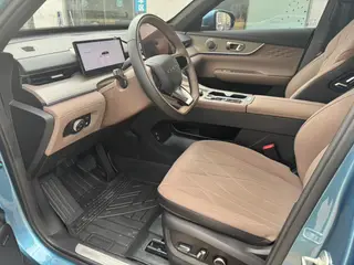 Chery Tiggo 8 PLUS C-DM 2025 1.5T Finition premium intérieur photo 18 Chery Tiggo 8 PLUS C-DM 2025 1.5T Finition premium intérieur photo 18
