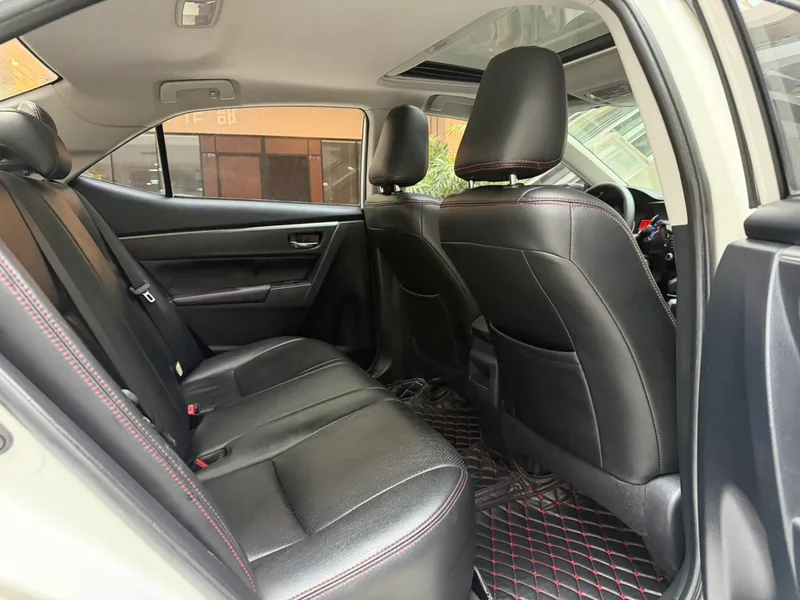 Toyota Corolla 2014 1.6L CVT GL-i intérieur photo 12 Toyota Corolla 2014 1.6L CVT GL-i intérieur photo 12