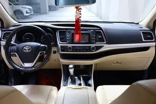 Toyota Highlander 2015 2.0T Édition de luxe à quatre roues motrices 7 Siège intérieur photo 7 Toyota Highlander 2015 2.0T Édition de luxe à quatre roues motrices 7 Siège intérieur photo 7