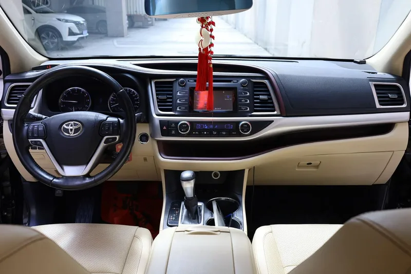 Toyota Highlander 2015 2.0T Édition de luxe à quatre roues motrices 7 Siège intérieur photo 7 Toyota Highlander 2015 2.0T Édition de luxe à quatre roues motrices 7 Siège intérieur photo 7