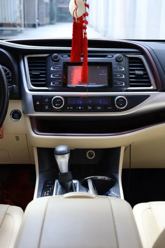 Toyota Highlander 2015 2.0T Édition de luxe à quatre roues motrices 7 Siège intérieur photo 8 Toyota Highlander 2015 2.0T Édition de luxe à quatre roues motrices 7 Siège intérieur photo 8
