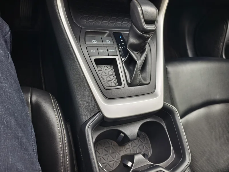 Toyota RAV4 2020 2.0L CVT Two-Drive Fashion Edition interior photo 18 Toyota RAV4 2020 2.0L CVT Two-Drive Fashion Edition interior photo 18