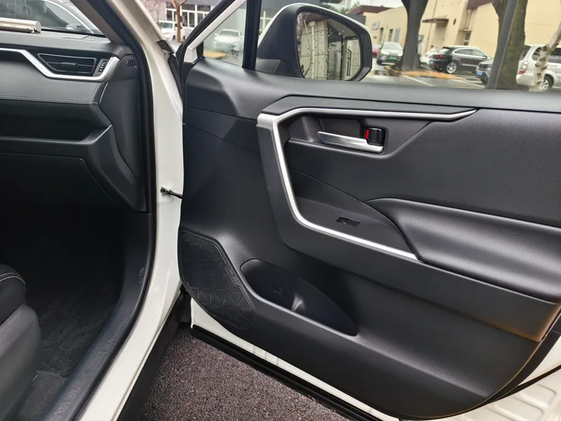 Toyota RAV4 2020 2.0L CVT Two-Drive Fashion Edition interior photo 19 Toyota RAV4 2020 2.0L CVT Two-Drive Fashion Edition interior photo 19