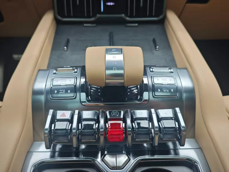 Fangchengbao Leopard 8 2025 Zhiyong Flagship Edition 6 seat interior photo 12