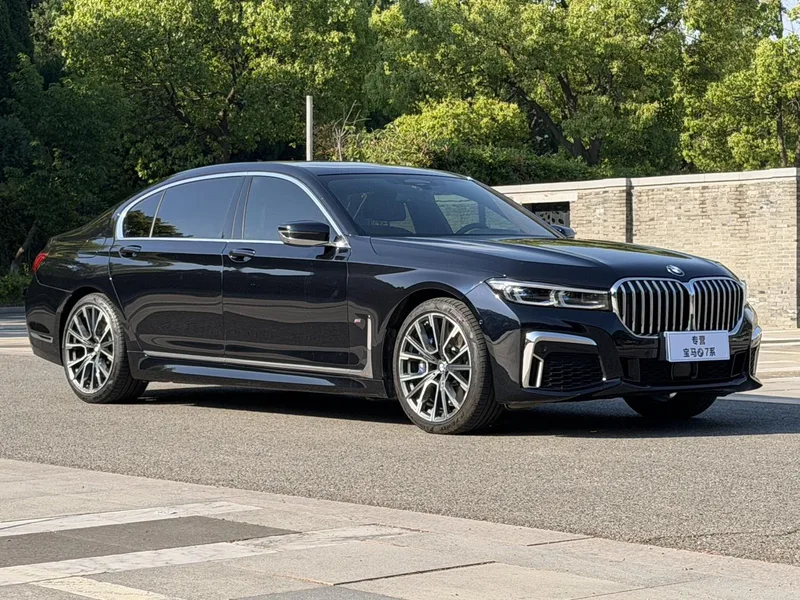 BMW 7 Series 2021 740Li xDrive Type administratif M Ensemble de sport extérieur photo 3