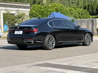 BMW 7 Series 2021 740Li xDrive Type administratif M Ensemble de sport extérieur photo 4