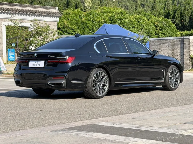 BMW 7 Series 2021 740Li xDrive Type administratif M Ensemble de sport extérieur photo 4