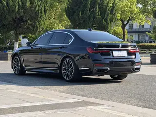 BMW 7 Series 2021 740Li xDrive Type administratif M Ensemble de sport extérieur photo 6