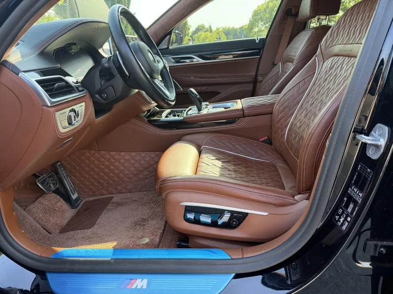 BMW 7 Series 2021 740Li xDrive Type administratif M Ensemble de sport intérieur photo 9