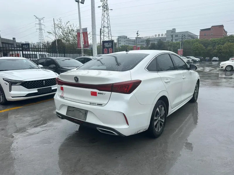 Changan Eado 2022 PLUS Baleine bleue NE 1.4T GDI DCT Finition premium intérieur photo 19