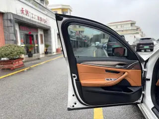 BMW 5 Series 2018 530Li Premium Class Luxury Set interior photo 14