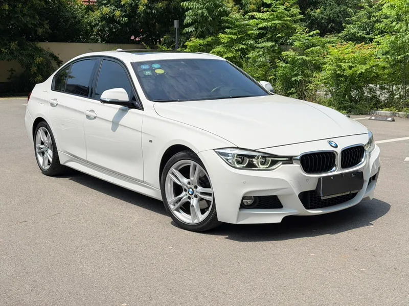 BMW 3 Series 2019 320i M Conjunto deportivo exterior foto 3