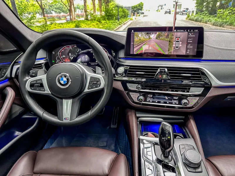 BMW 5 Series 2022 Restyling 540i Fashion Edition M Sports suit interior photo 11
