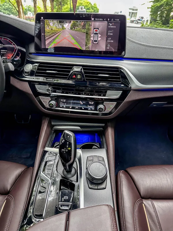 BMW 5 Series 2022 Restyling 540i Fashion Edition M Sports suit interior photo 12