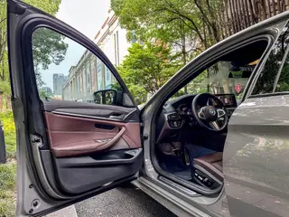 BMW 5 Series 2022 Restyling 540i Fashion Edition M Sports suit interior photo 13