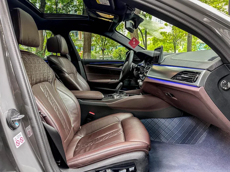 BMW 5 Series 2022 Restyling 540i Fashion Edition M Sports suit interior photo 16