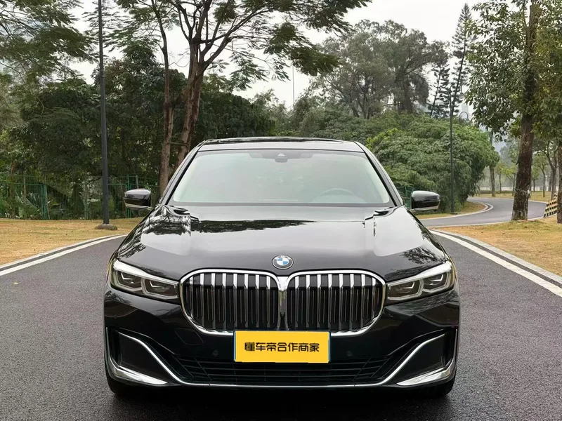 BMW 7 Series 2019 740Li Líder Traje de lujo exterior foto 2