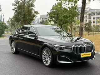 BMW 7 Series 2019 740Li Líder Traje de lujo exterior foto 3
