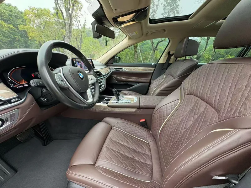 BMW 7 Series 2019 740Li Líder Traje de lujo exterior foto 4