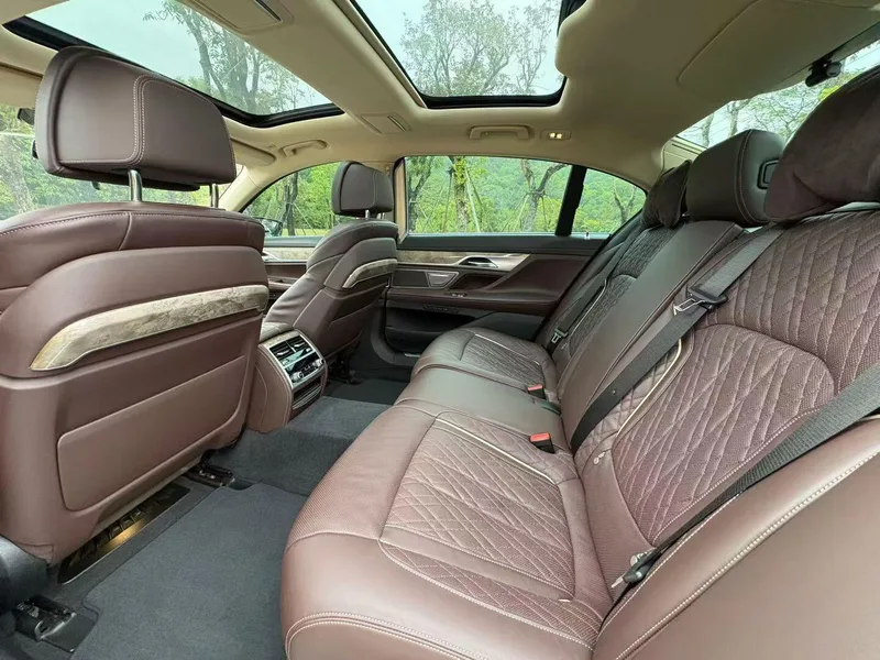 BMW 7 Series 2019 740Li Líder Traje de lujo exterior foto 5