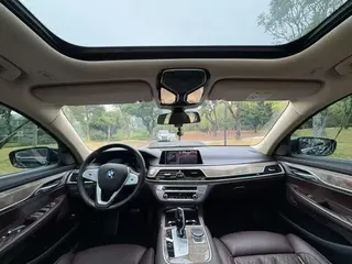 BMW 7 Series 2019 740Li Líder Traje de lujo interior foto 6
