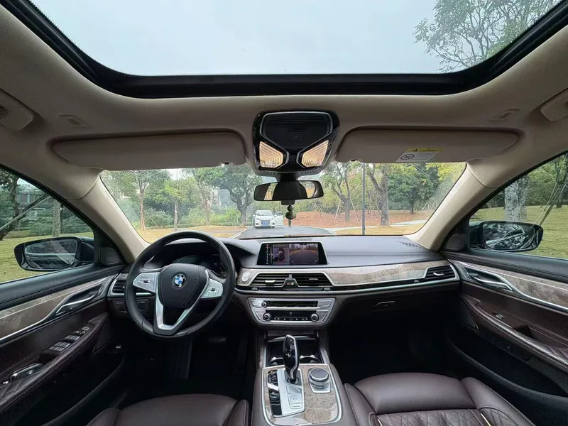 BMW 7 Series 2019 740Li Líder Traje de lujo interior foto 6