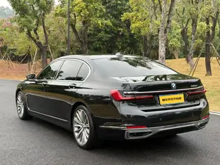 BMW 7 Series 2019 740Li Líder Traje de lujo interior foto 7