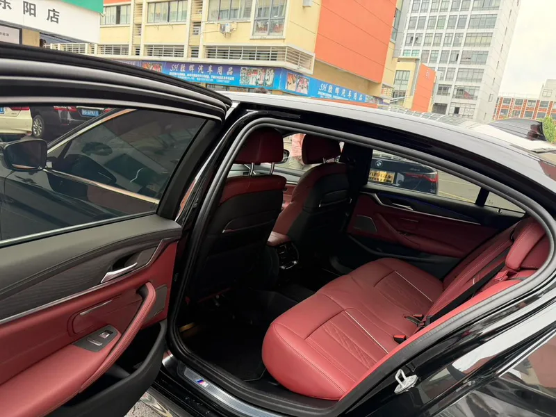 BMW 5 Series 2021 530Li Premium Class M Sports suit interior photo 11